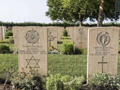 Un luogo dove non ci sono n� mausolei n� cappelle, ma solo centinaia e centinaia di tombe tutte uguali, che non rendono possibile distinguere il ricco dal povero e dove � facile imbattersi in una lapide con su incisa una croce accanto a un�altra contraddista dalla stella di Davide